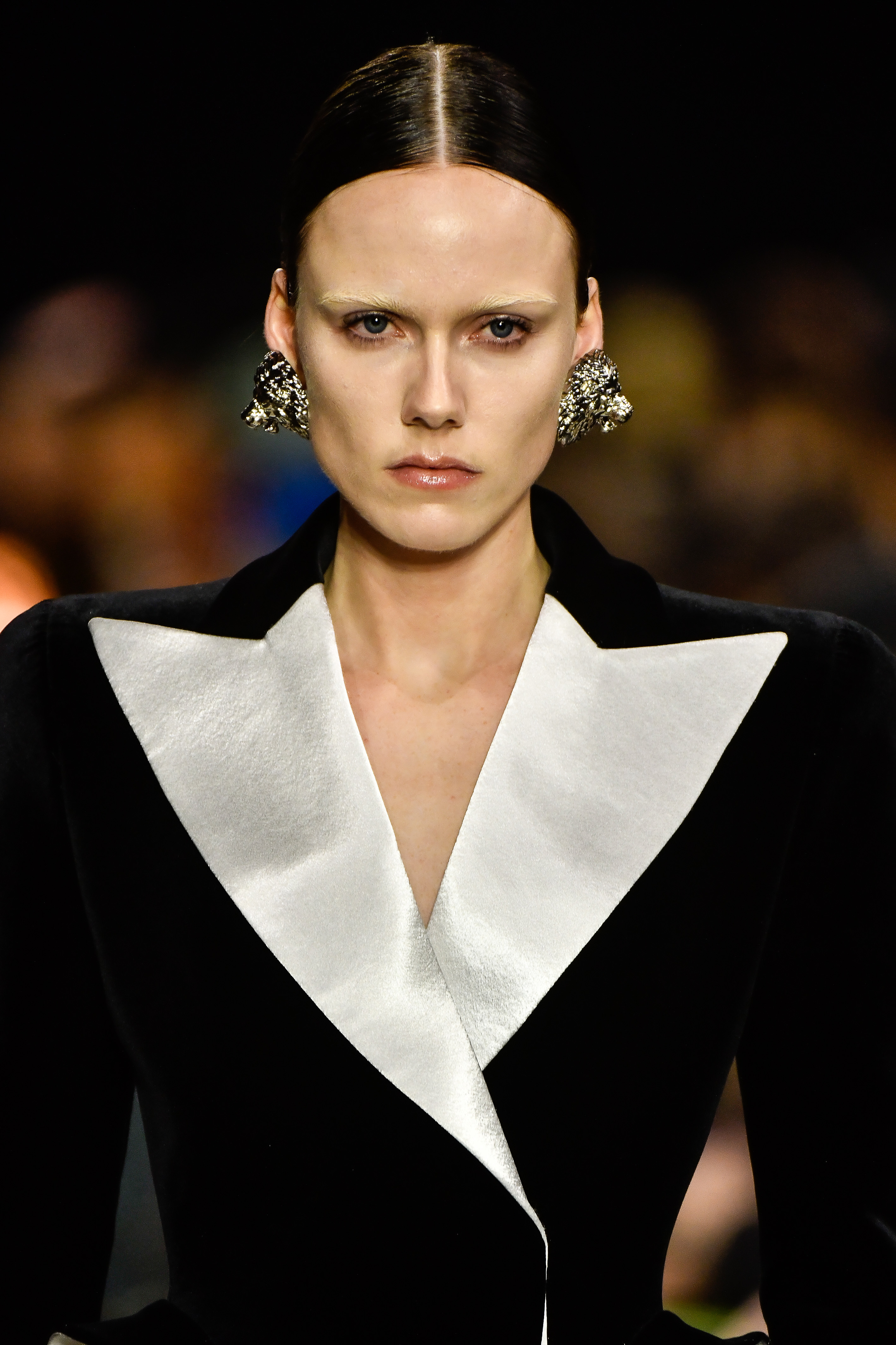 Modelo com sobrancelhas descoloridas no Desfile de outono-inverno 2023-24 da Balmain na semana de moda de Paris