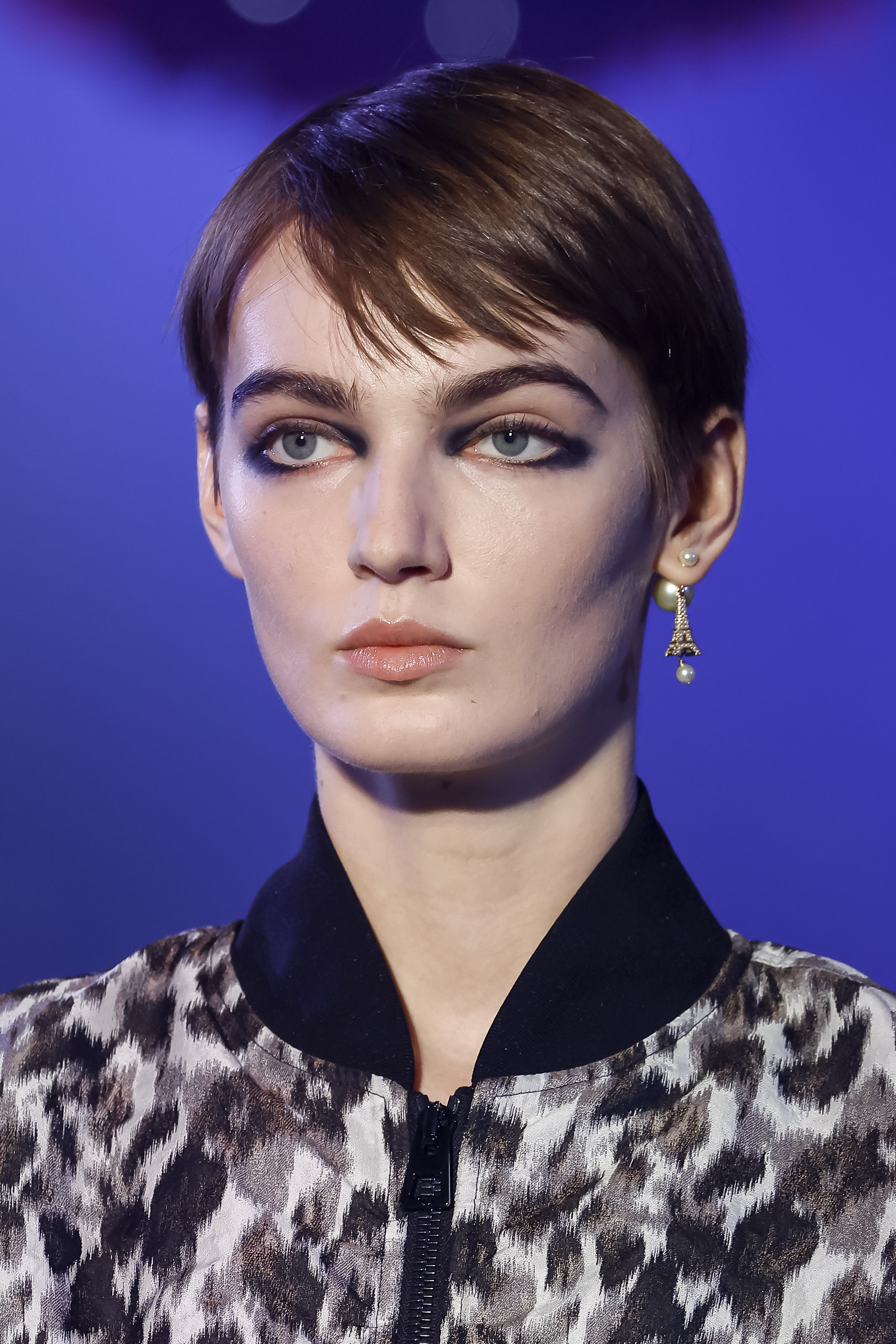 Modelo usando olho preto esfumado em Desfile de outono-inverno 2023-24 da Dior na semana de moda de Paris