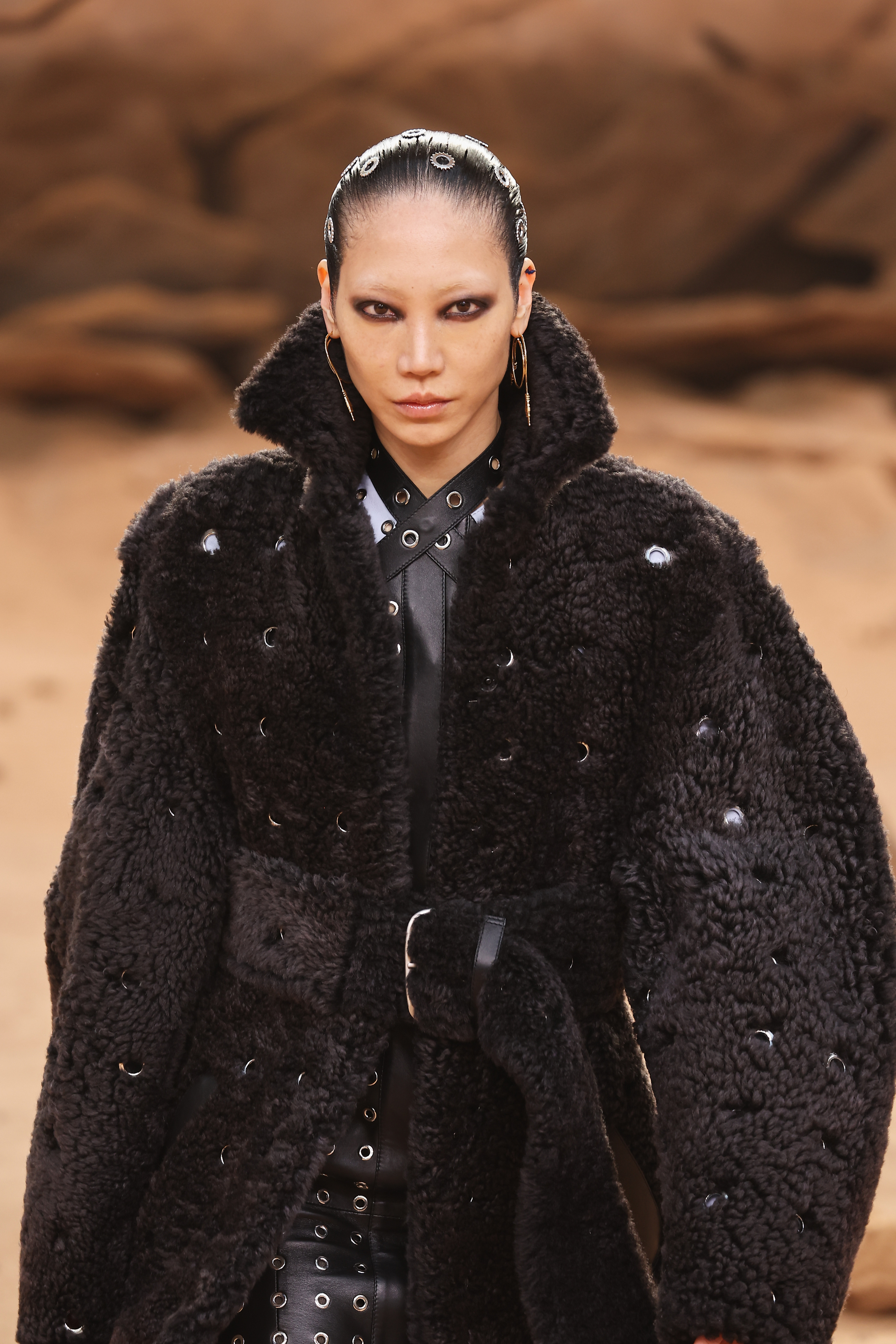 Modelo usando look preto com esfumado preto nos olhos no Desfile de outono-inverno 2023-24 da Off-White na semana de moda de Paris