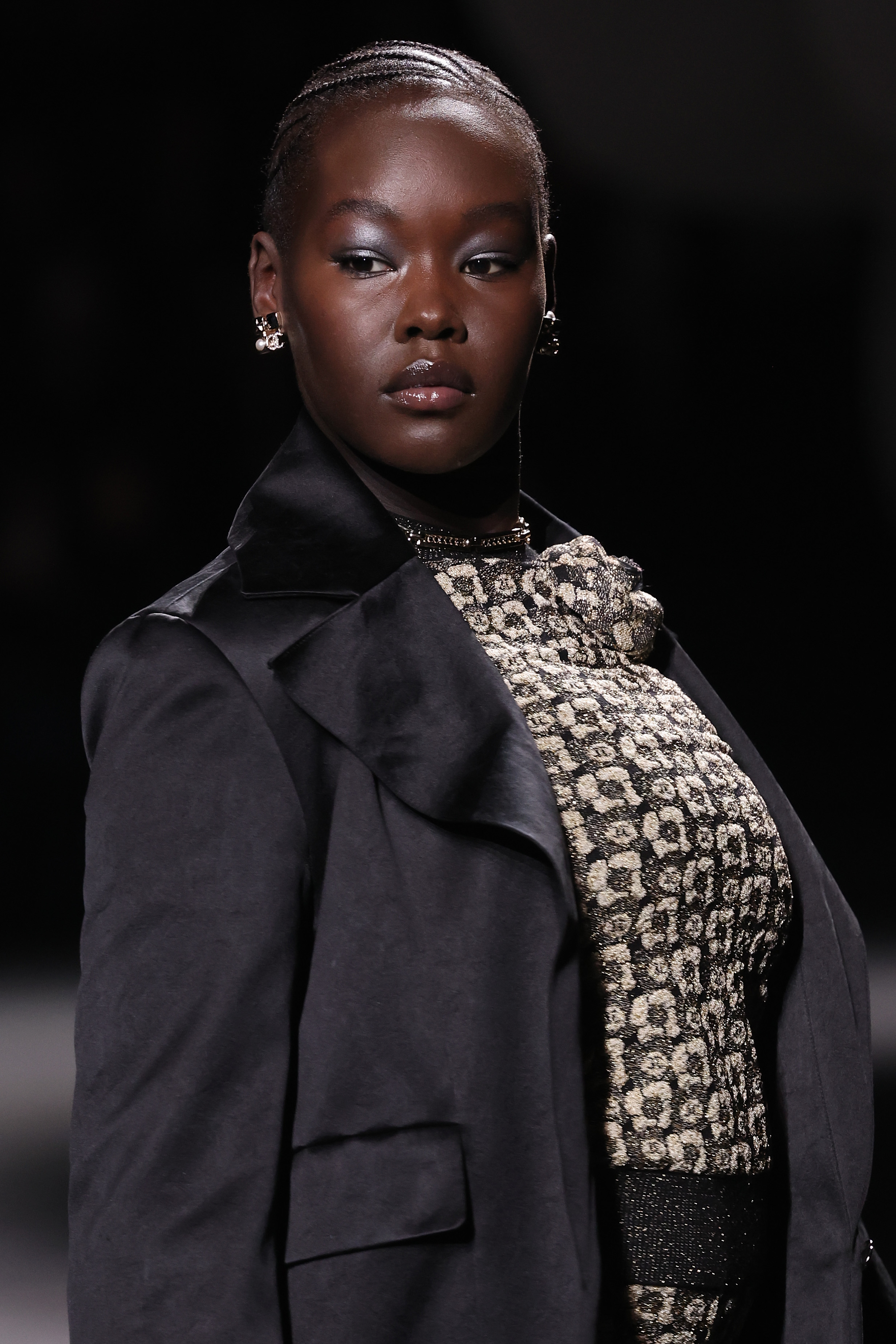 Modelo usando sombra prateada em Desfile de outono-inverno 2023-24 da Chanel na semana de moda de Paris