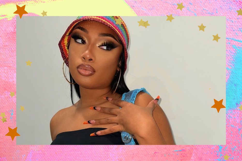 Montagem com o fundo colorido e detalhe de estrelas nas bordas com a foto da rapper Megan Thee Stallion no centro.