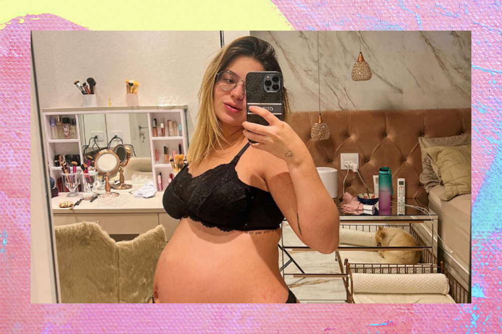 Montagem em fundo rosa, azul e amarelo com foto de Viih Tube de lingerie mostrando a barriga de grávida em frente a um espelho e usando óculos de grau