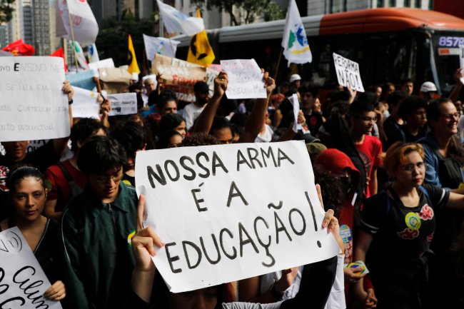 Estudantes secundaristas protestam pedindo a revogação do Novo Ensino Médio, na Avenida Paulista, no dia 15 de março.