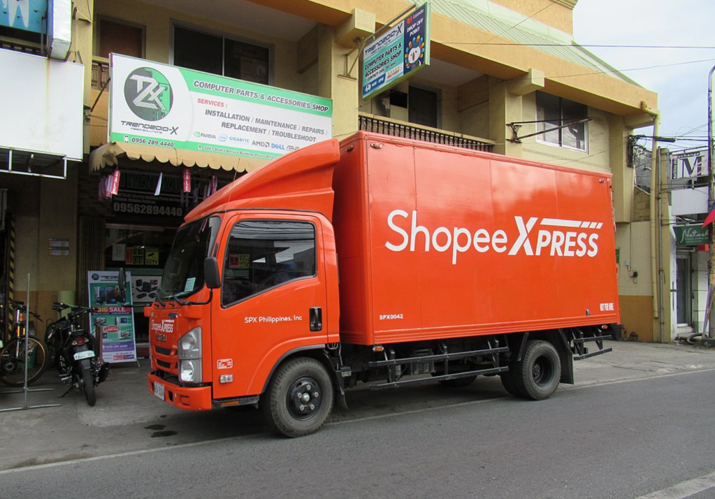 Caminhão de entrega da Shopee laranja