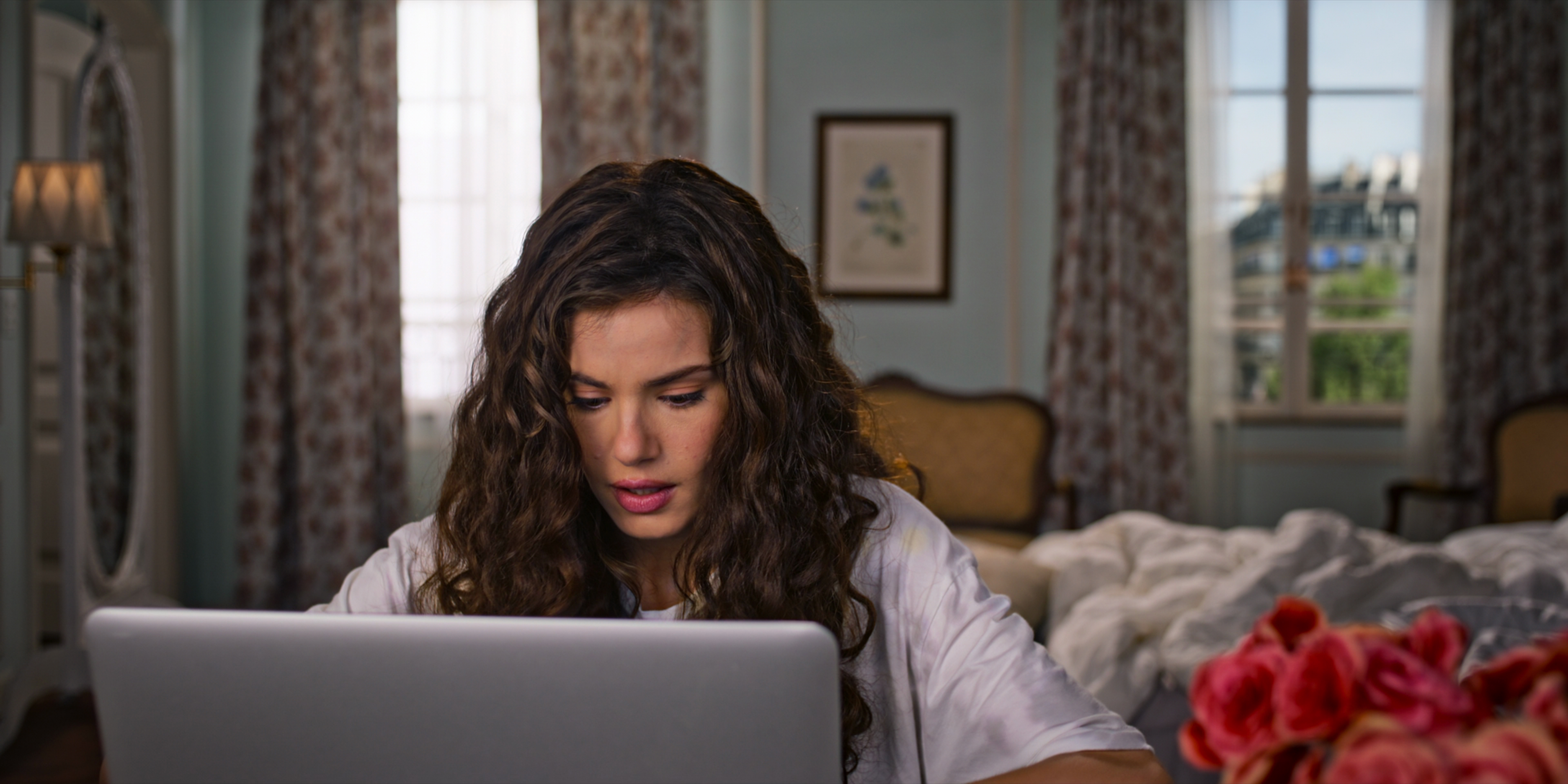 Camila Queiroz como Anita em De Volta aos 15; ela está digitando em um notebook
