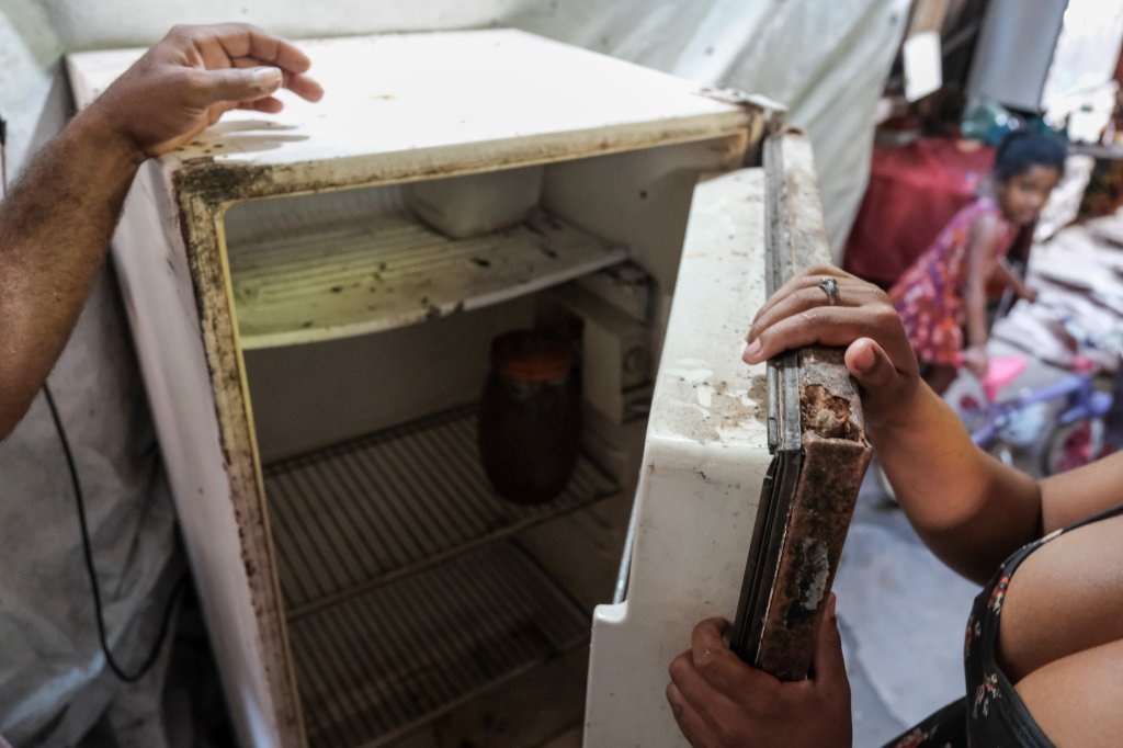 Gelaberta entre-aberta sem nada de comida dentro, mostrando que a família daquela casa passa fome