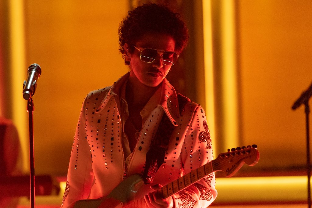 Bruno Mars no Grammy 2022; ele está se apresentando no palco da premiação
