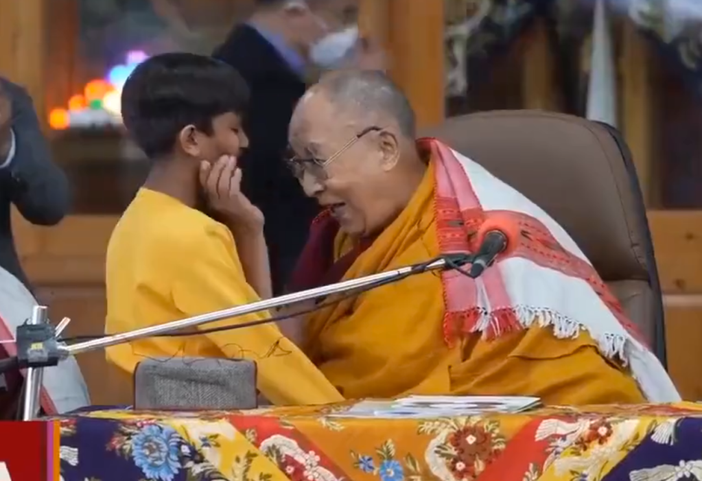 Dalai Iama beija garoto na boca durante evento na Índia