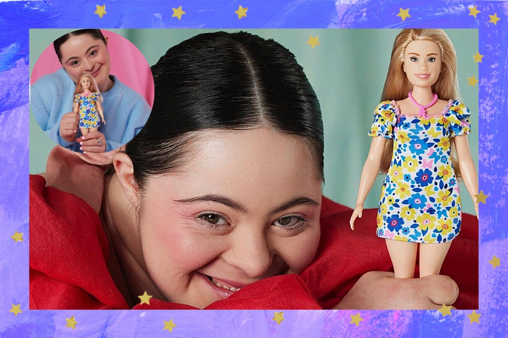 Foto da modelo A modelo Ellie Goldstein segurando a 1º Barbie com síndrome de Down