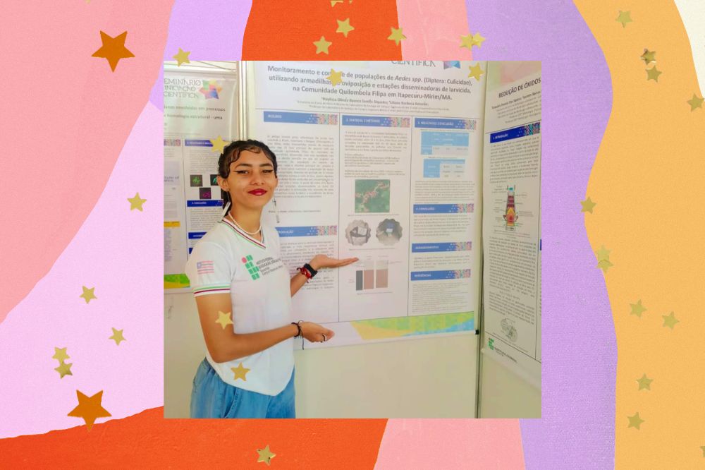 Estudante mostra cartaz durante apresentação da pesquisa científica