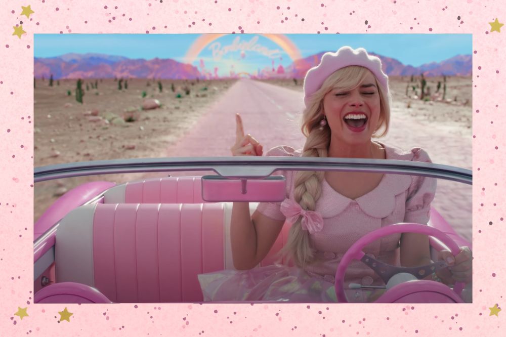 Margot Robbie caracterizada como Barbie enquanto dirige um carro e canta com um dos dedos levantados; a Barbie lândia e um pôr-do-sol estão ao fundo; a margem é uma textura rosa com bolinhas e estrelas amarelas