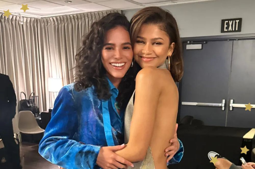 Bruna Marquezine e Zendaya posando para foto abraçadas e sorrindo