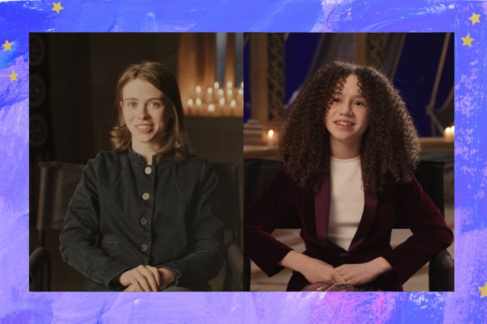 Imagens de Sophia Lillis e Chloe Coleman de em cenário de divulgação de Dungeons & Dragons; as duas estão dando entrevistas e sorrindo; a margem é uma textura em tons de lilás, azul, roxo e branco com estrelas amarelas como decoração