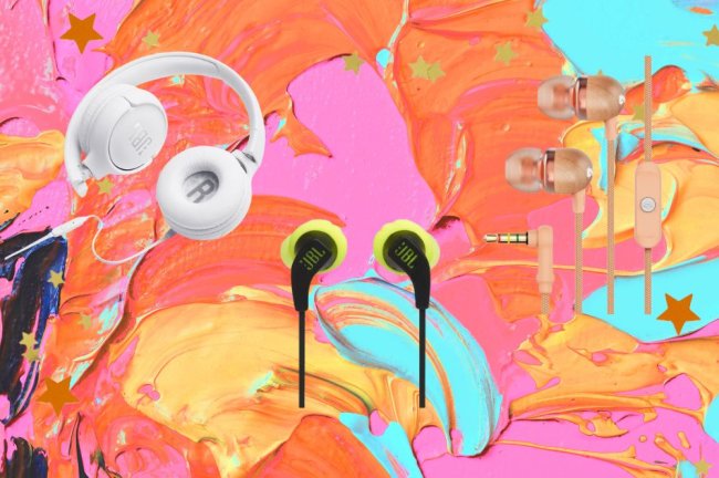 Imagens de três tipos de fones de ouvido em diferentes cores e modelos; o fundo é uma textura de tintas nas cores laranja, rosa, verde e amarelo; estrelas amarelas e laranjas decoram a imagem