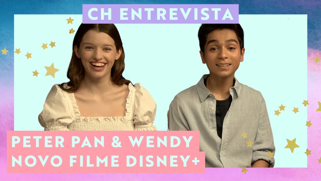 Ever Anderson e Alexander Molony, de Peter Pan & Wendy, sorrindo em entrevista em um fundo verde claro; na parte superior central "CH Entrevista" está escrito em verde claro dentro de um retângulo roxo; na parte inferior esquerda "Peter Pan & Wendy Novo filme Disney+" está escrito em verde claro dentro de um retângulo rosa; a margem é uma textura nas cores azul, lilás, rosa, roxo e branco com estrelas amarelas como decoração