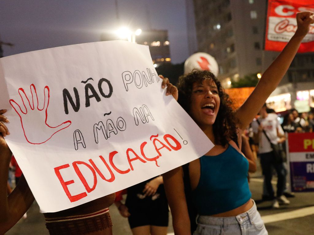 Professores e trabalhadores da rede pública de ensino protestam por reajuste do piso nacional e pela revogação do Novo Ensino Médio, com apoio de estudantes, na Avenida Paulista