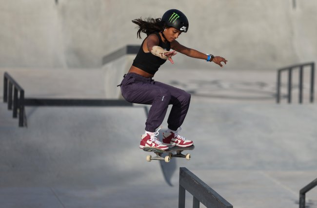 Rayssa Leal compete na final feminina de rua durante o Sharjah Skateboarding Street and Park World Championships 2023 em Sharjah, Emirados Árabes Unidos