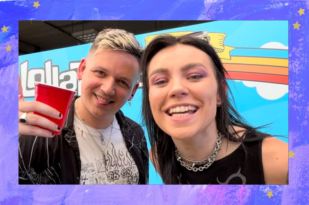 Integrantes do Hot Milk sorrindo para foto com o backdrop do Lollapalooza Brasil 2023 ao fundo em azul; a margem é uma textura nas cores roxo, azul, lilás e branco