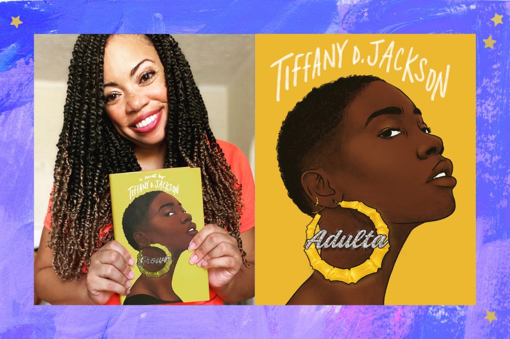 Tiffany D. Jackson segurando o livro Adulta enquanto sorri e uma imagem da capa do livro ao lado; a margem é uma textura nas cores lilás, branco, roxo e azul com estrelas amarelas como decoração