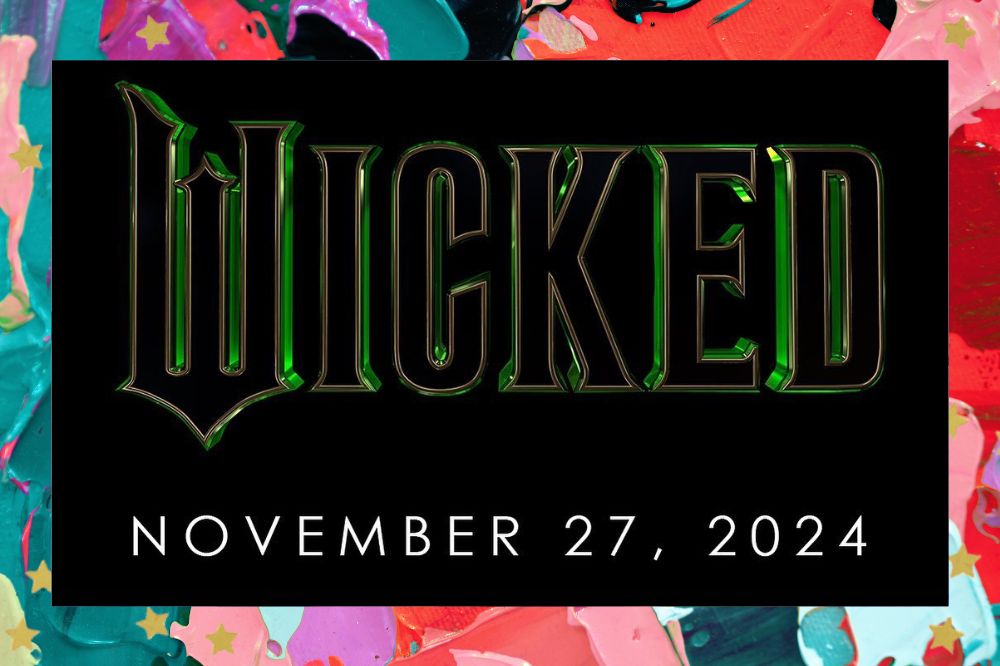 Pôster de Wicked com fundo preto e o nome do filme com letras em verde e a data do filme (27 de novembro de 2024) aparece em branco; a margem é uma textura nas cores laranja, lilás, vermelho, roxo e verde; estrelas amarelas decoram a imagem