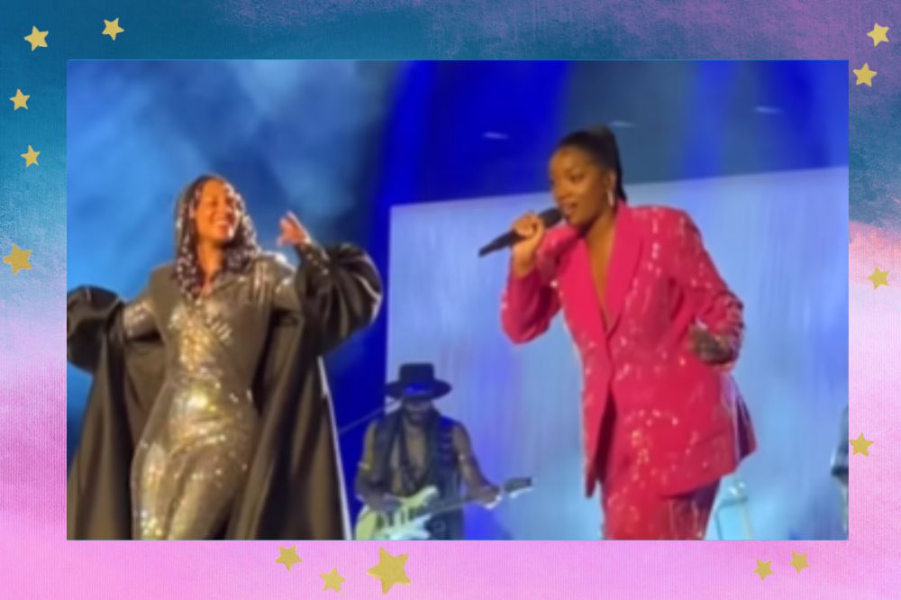 Alicia Keys e IZA sorrindo e cantando juntas no palco do Allianz Parque, em São Paulo; a margem é uma textura nas cores lilás, azul, roxo, rosa e branco com estrelas amarelas como decoração