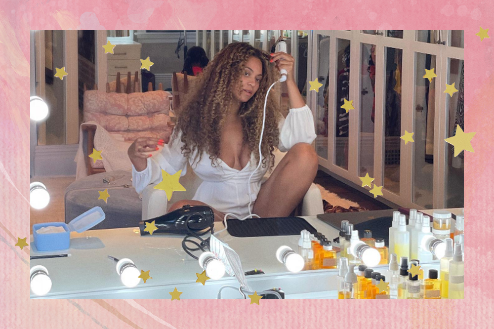 Beyoncé mostrando cabelo natural em frente ao espelho. Montagem em fundo rosa com estrelinhas douradas
