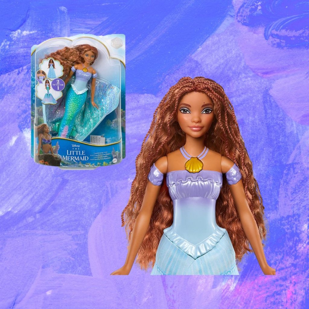 Duas imagens da boneca Ariel, de A Pequena Sereia, uma na caixa e outra fora, em um fundo com textura de tintas em tons de azul e roxo