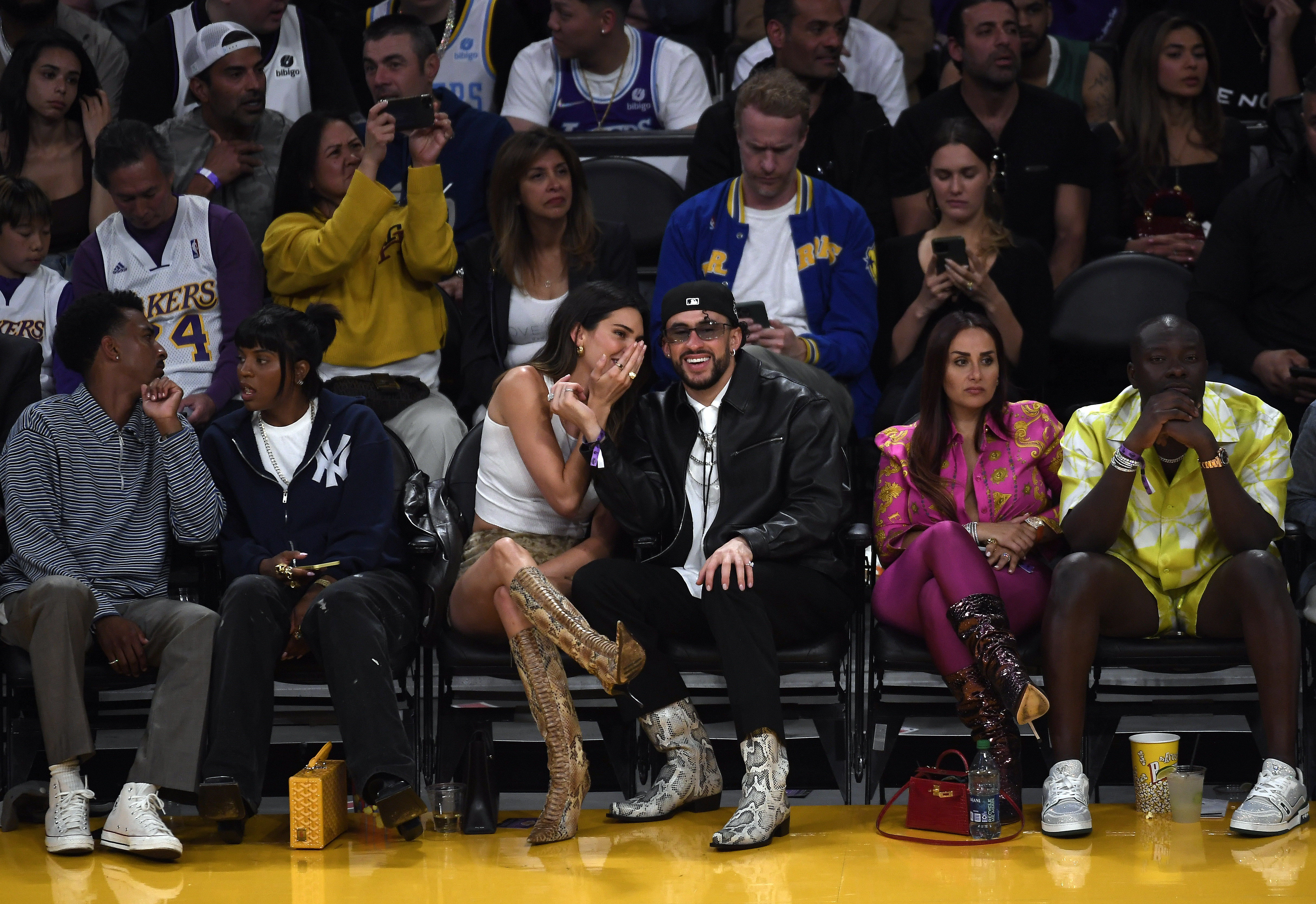 Yung Taco, Renell Medrano, Kendall Jenner e Bad Bunny em jogo de basquete em maio de 2023