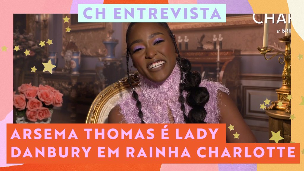 Arsema Thomas sorrindo em entrevista; na parte superior central está escrito "CH Entrevista" em roxo dentro de um retângulo verde; na parte inferior esquerda está escrito o título "Arsema Thomas é Lady Danbury em Rainha Charlotte" em rosa dentro de dois retângulos laranjas; a margem é uma textura nas cores rosa, lilás, laranja, roxo, amarelo e branco com estrelas amarelas decorando a imagem