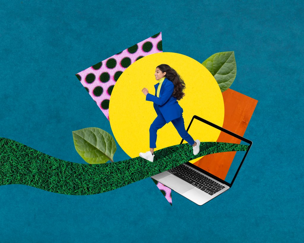 Mulher de negócios jovem correndo ao longo de um caminho de grama cercado por formas abstratas coloridas em um fundo azul