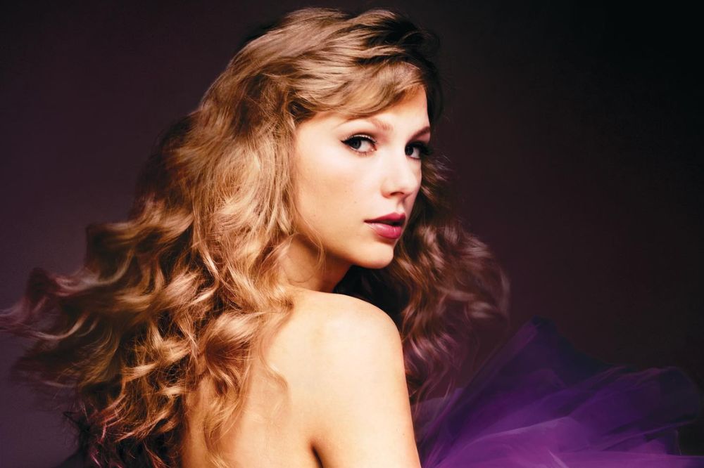 Taylor Swift na capa do Speak Now (Taylor's Version); ela está usando um vestido roxo e olha para trás por cima do ombro enquanto posa para foto