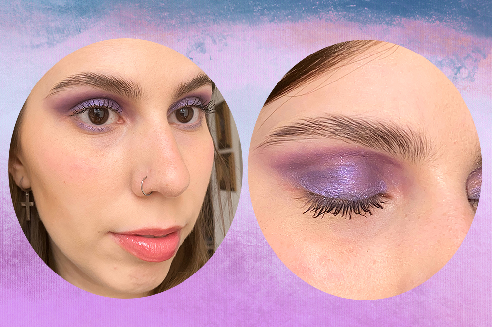 testando-sombra-liquida-ariana-grande-rem-beauty-02 Repórter Sofia Duarte testando sombra líquida da r.e.m beauty, marca da Ariana Grande. Montagem em fundo degradê lilás e azul