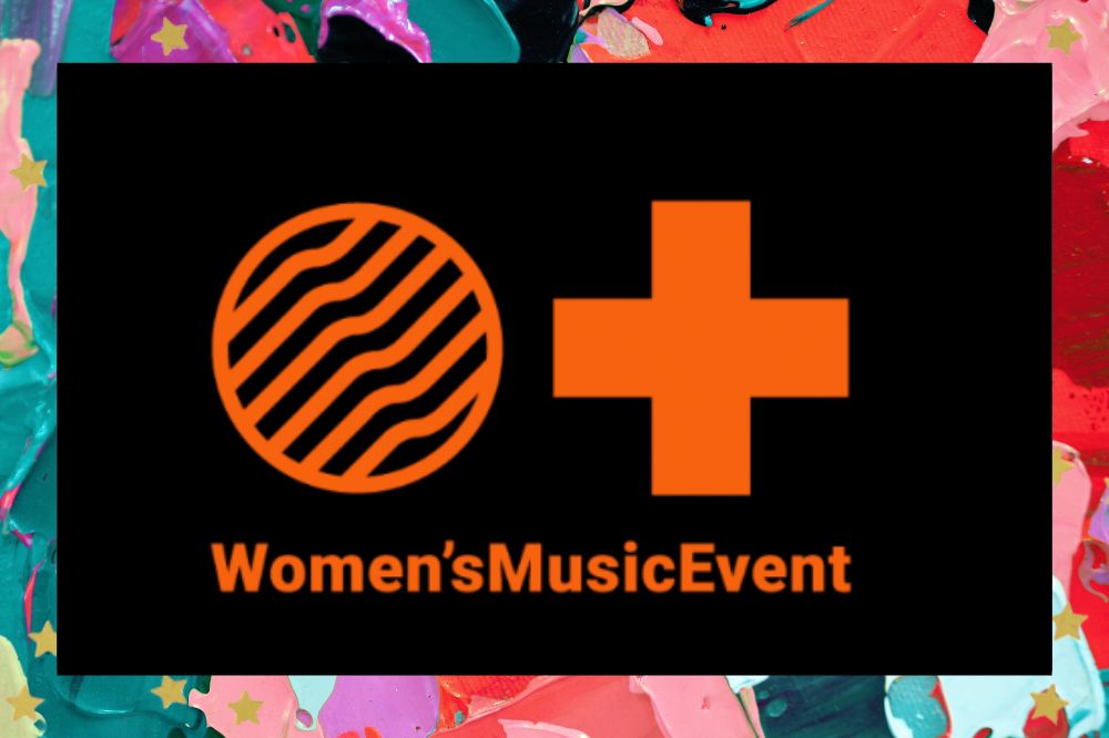 Arte de divulgação do Women's Music Event 2023 com o nome e logo do evento em laranja com um fundo preto; a margem é uma textura nas cores lilás, rosa, verde, roxo e vermelho; estrelas amarelas decoram a imagem