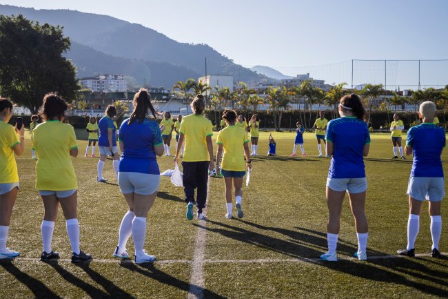 Meninas jogando futebol na Granja Comary, no RJ