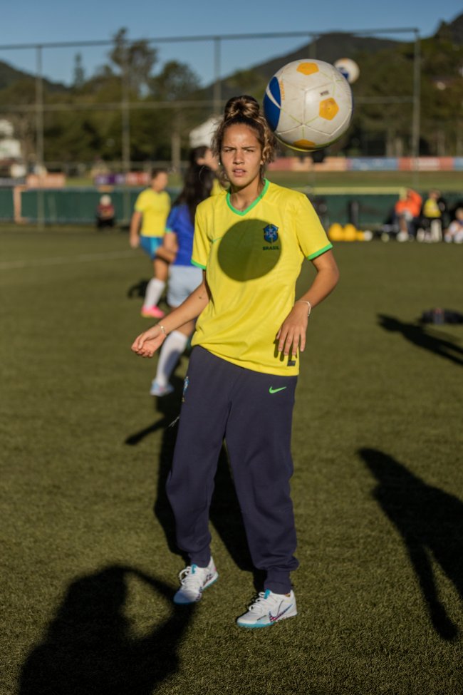 Menina usa camisa amarela da seleção feminina de futebol