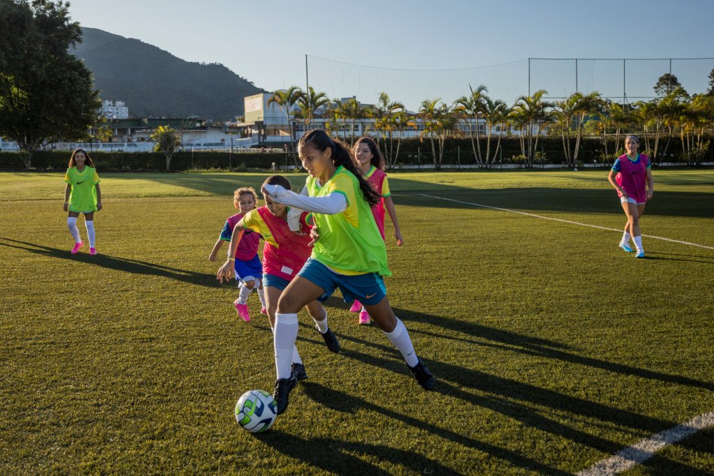 Meninas jogando futebol