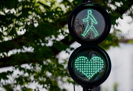 Sinal de trânsito de pedestres com sinal de coração contra árvores em Chengdu, província de Sichuan, China