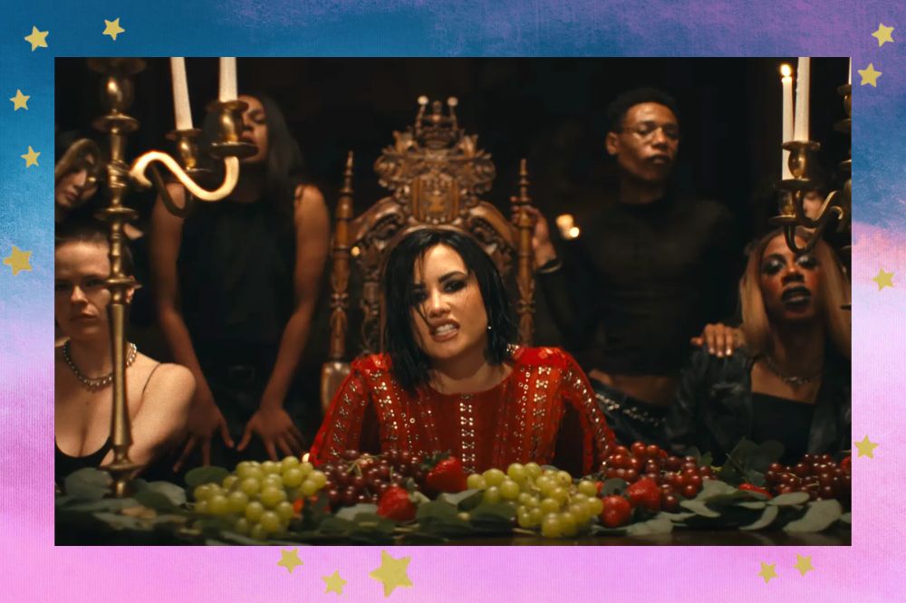 Demi Lovato em frame do clipe de SWINE, sua nova música. Fundo em tons de azul e lilás com estrelas douradas.