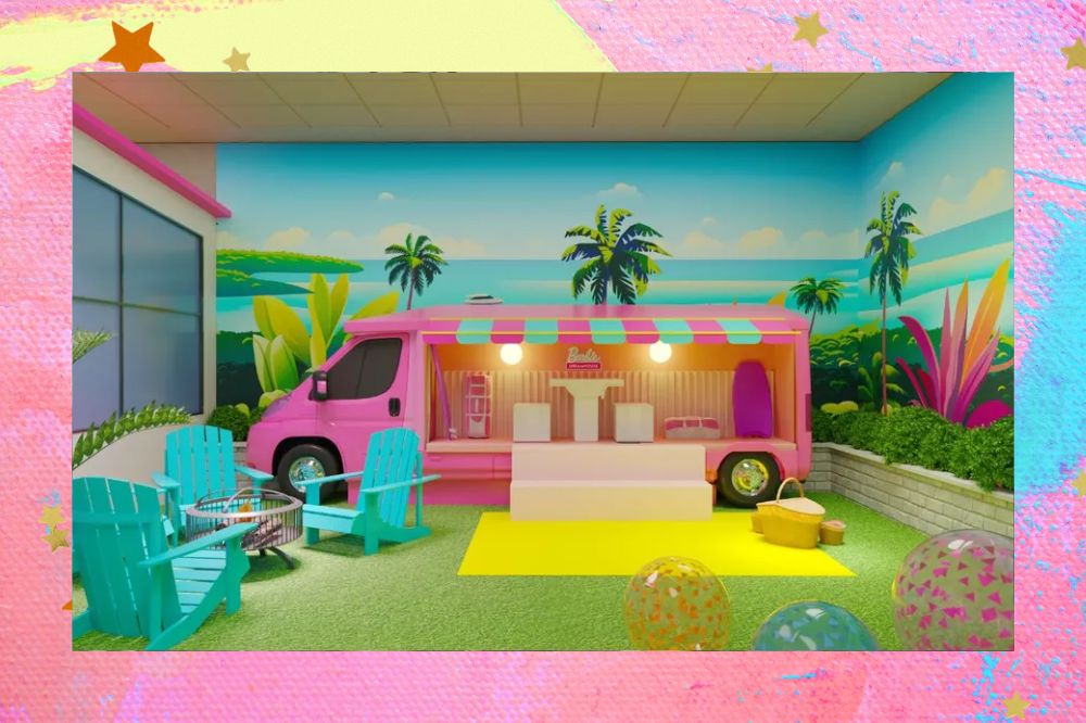 Foto da exposição "Barbie Dreamhouse Experience" em São Paulo. Fundo rosa e amarelo.