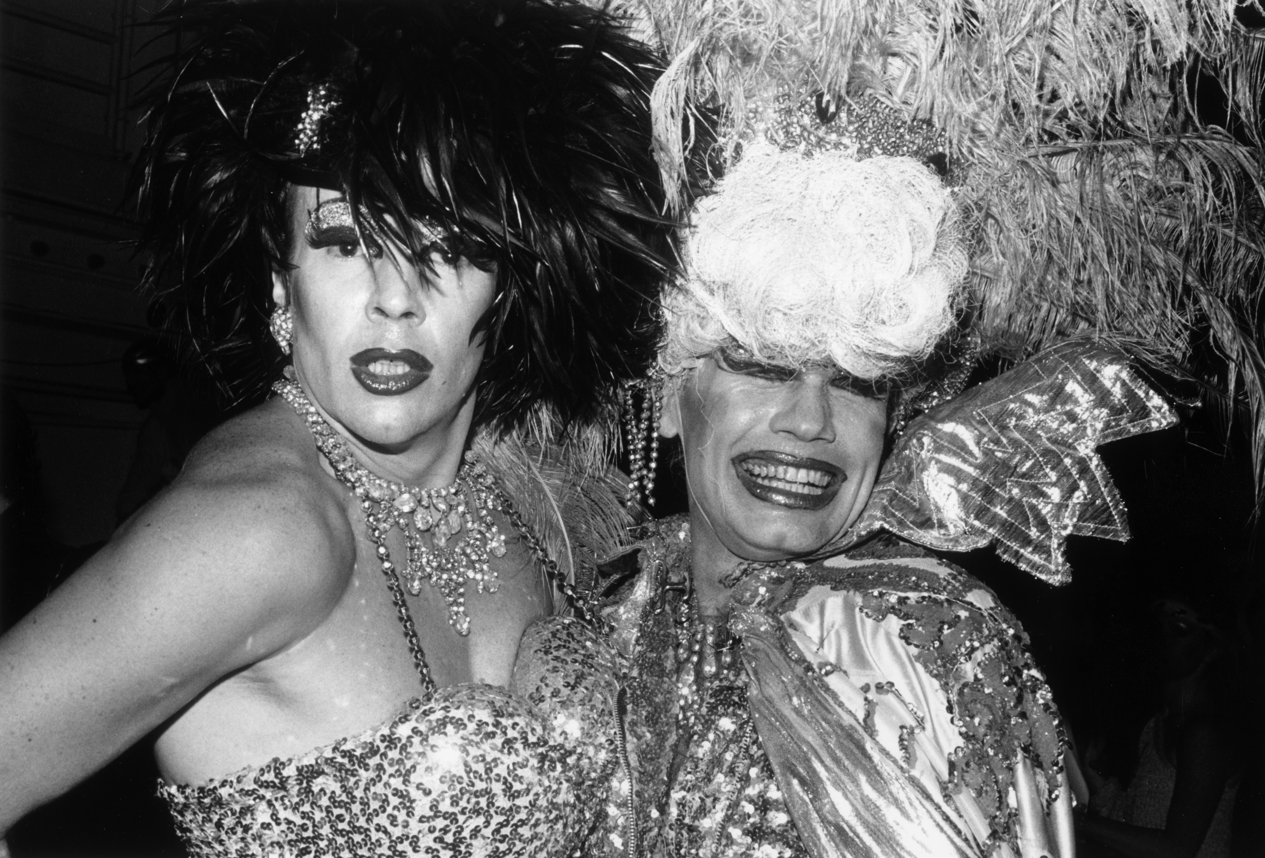 15 de setembro de 1981: as drag queens Angel Jack e Hibiscus posam em trajes de lantejoulas e penas na reabertura do Studio 54, em Nova York.