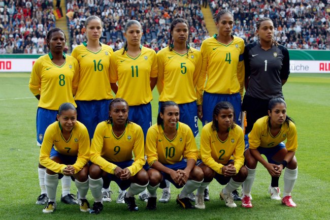 Mulheres vestindo camisa amarela, da seleção brasileira feminina de futebol