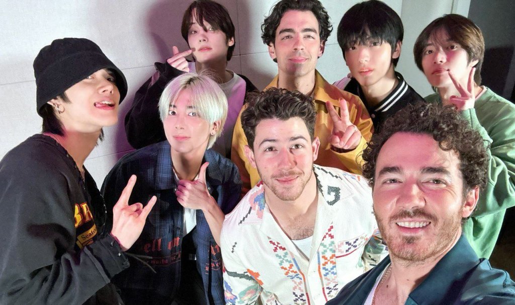 Selfie com os integrantes do TXT e Jonas Brothers; eles estão reunidos e sorrindo para câmera