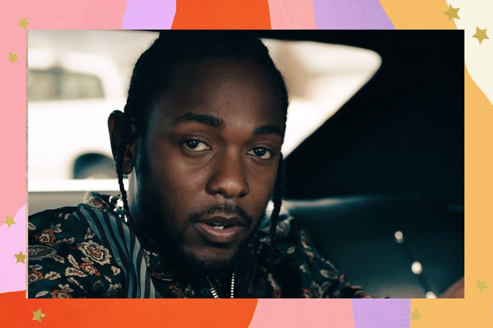 Kendrick Lamar sentado no banco de trás de um carro, em frame do clipe de Humble. Fundo com tons de laranja, rosa, lilás e amarelo.