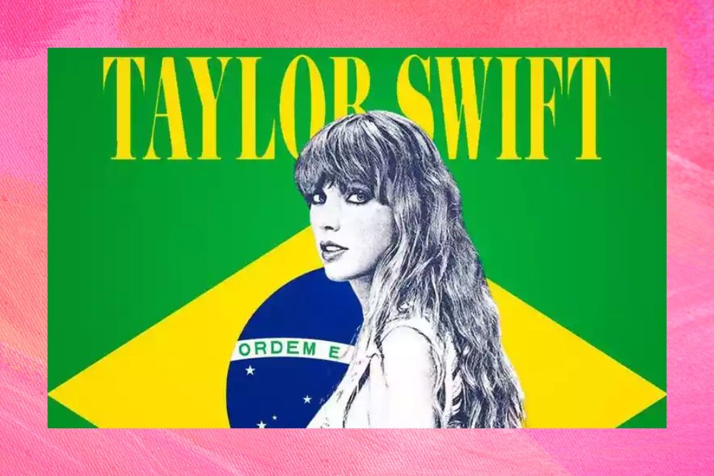 Taylor Swift em arte onde ela está em preto e branco e atrás a bandeira do brasil. Fundo em tons de rosa.