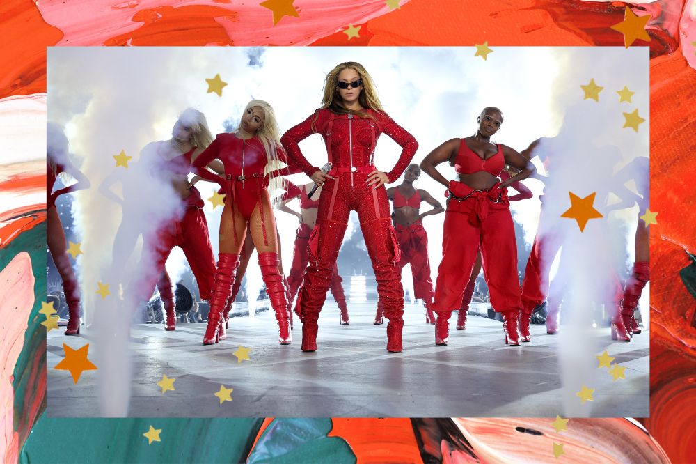 Montagem com fundo laranja e verde. Beyoncé aparece no centro com as mãos na cintura e as bailarinas em volta. Todos usam roupas vermelhas. Imagem da turnê Renaissance.