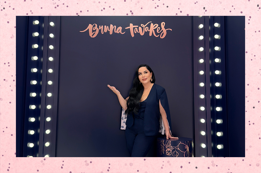 Bruna Tavares inaugura loja física em São Paulo. Montagem em fundo rosa com bolinhas