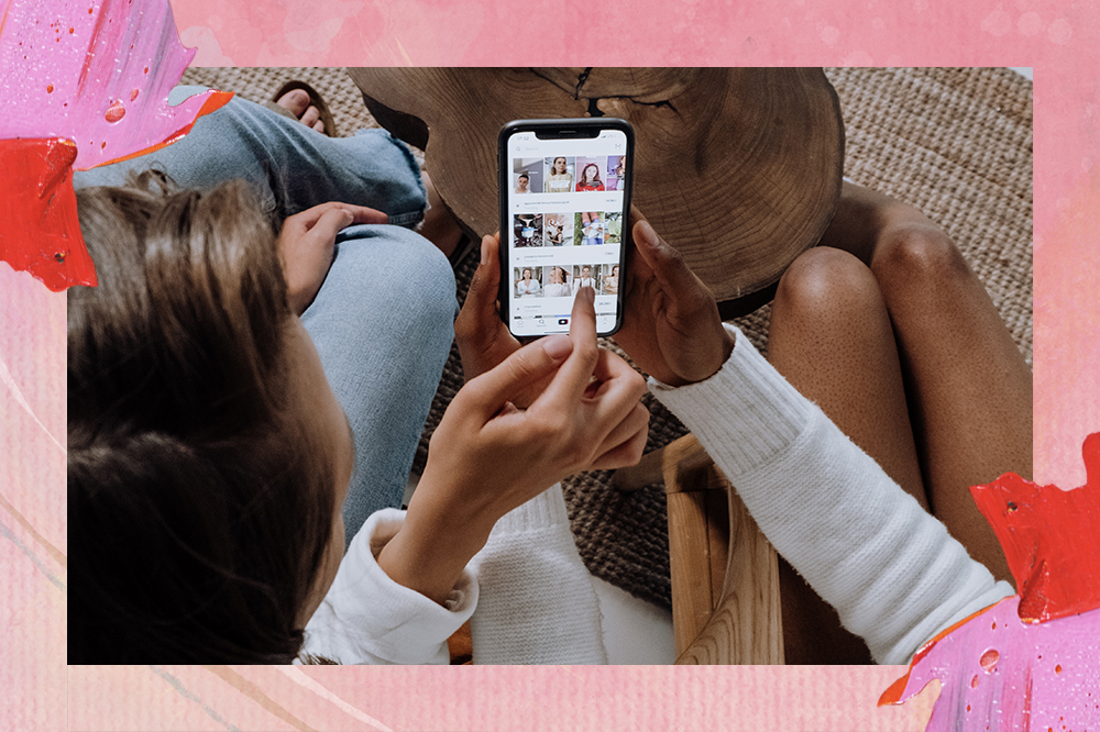 Montagem em fundo rosa com foto de duas garotas mexendo no TikTok no celular