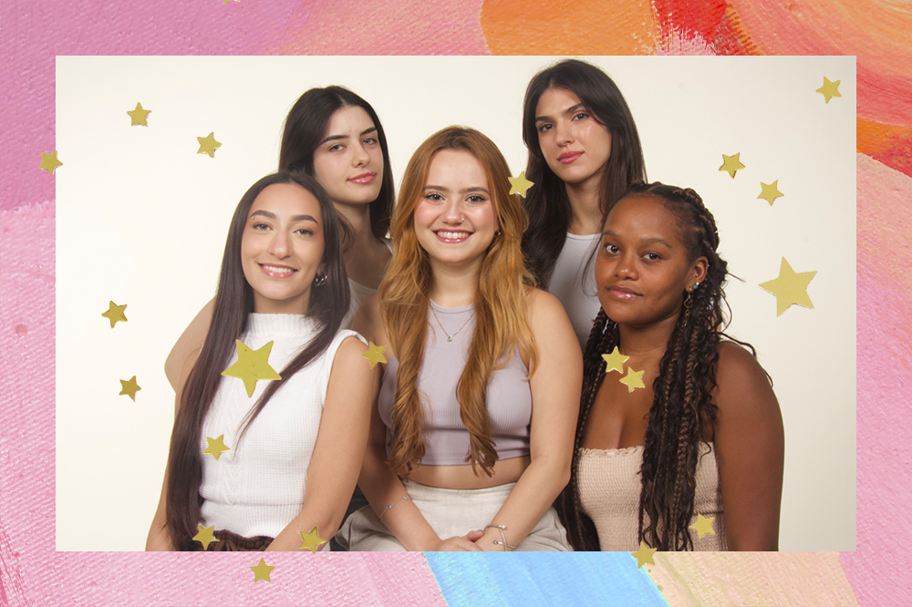 Montagem em fundo rosa, laranja e azul com estrelinhas douradas com foto de cinco estudantes da ESPM criam projeto de moda sustentável The Revoluti.on