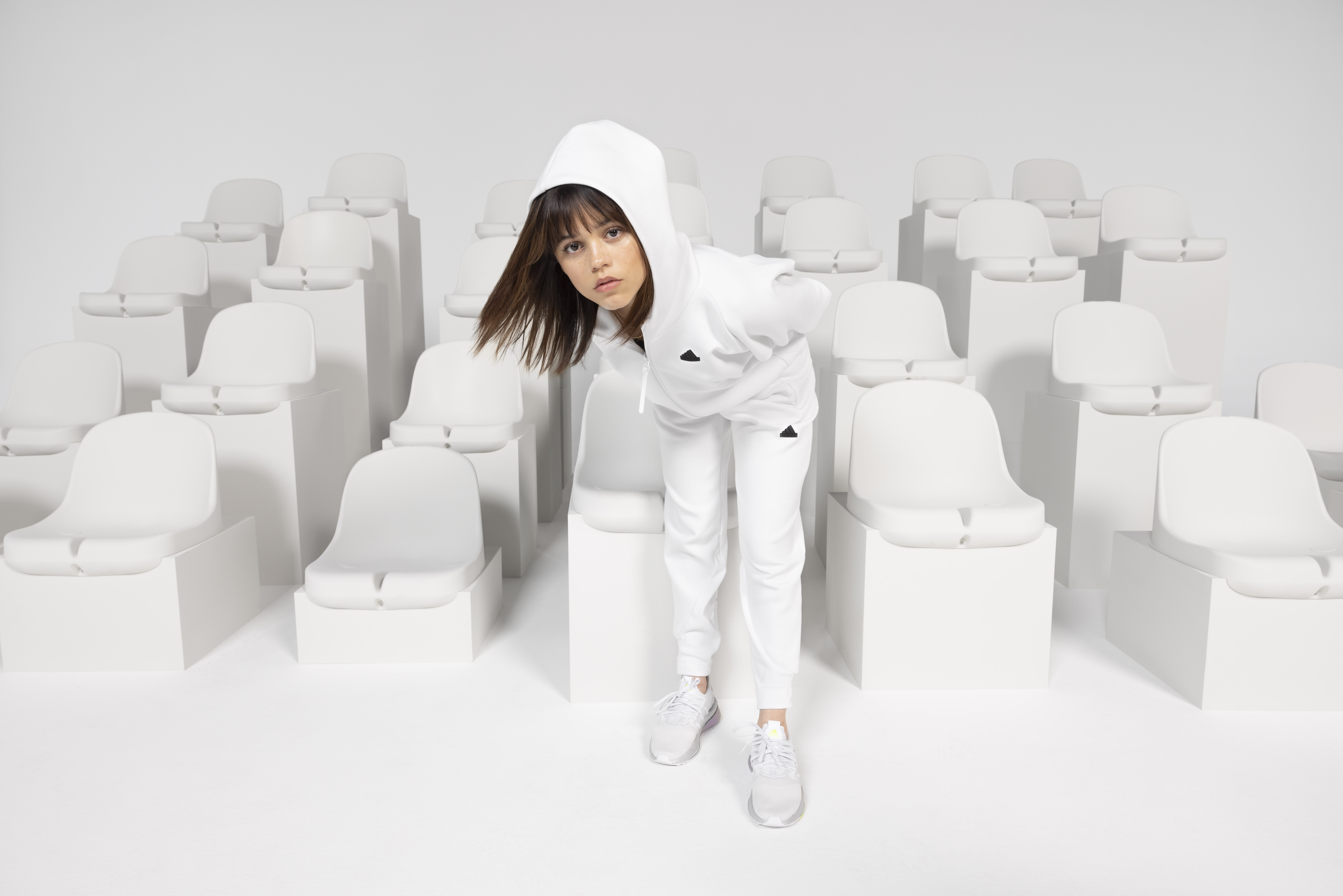 Jenna Ortega em campanha da coleção Z.N.E., da Adidas, usando conjuntinho de moletom branco