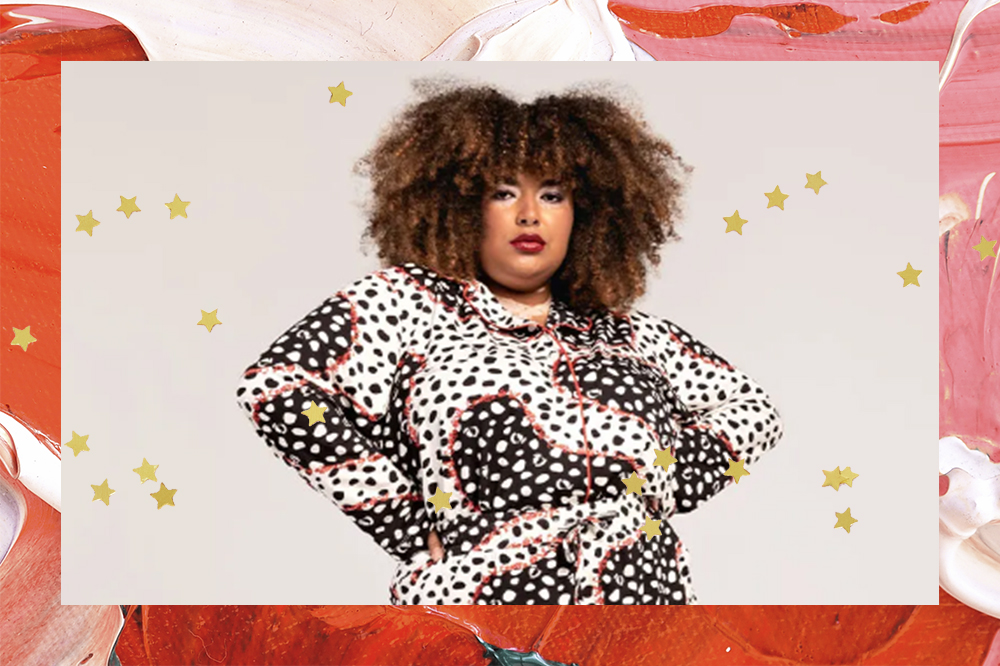 Montagem em fundo vermelho e rosa com estrelinhas douradas com foto de mulher usando camisa de botões e short preto e branco de poá com detalhes em vermelho temáticos da Cruella de Vil